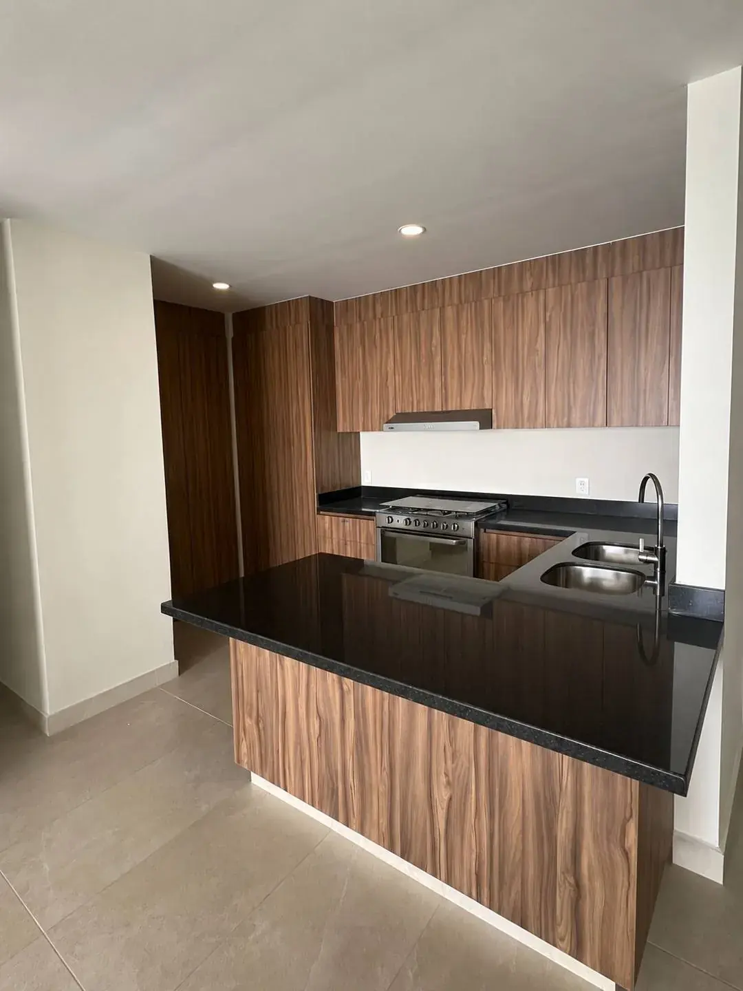 Cocina en nogal con cubierta de granito negro