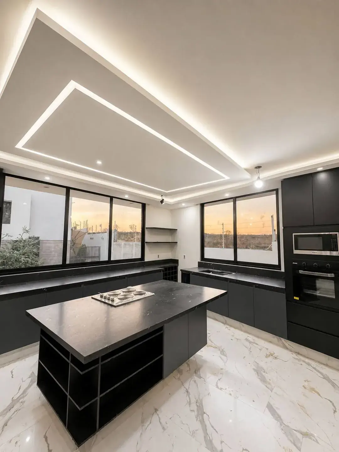 Cocina en tonos negros con vista panorámica