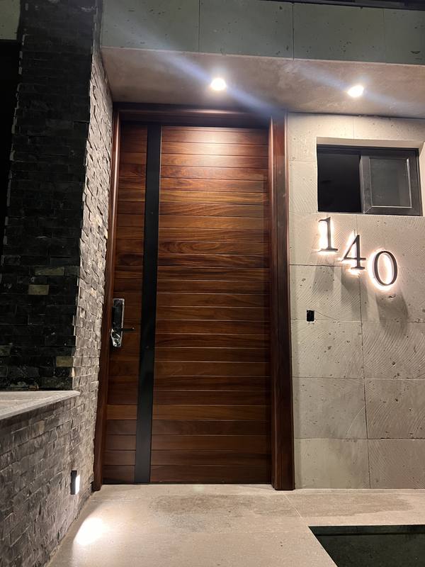 Puerta principal a medida