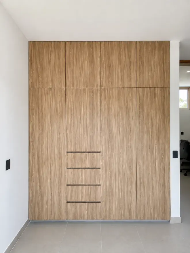 Clóset en madera clara de cuatro puertas