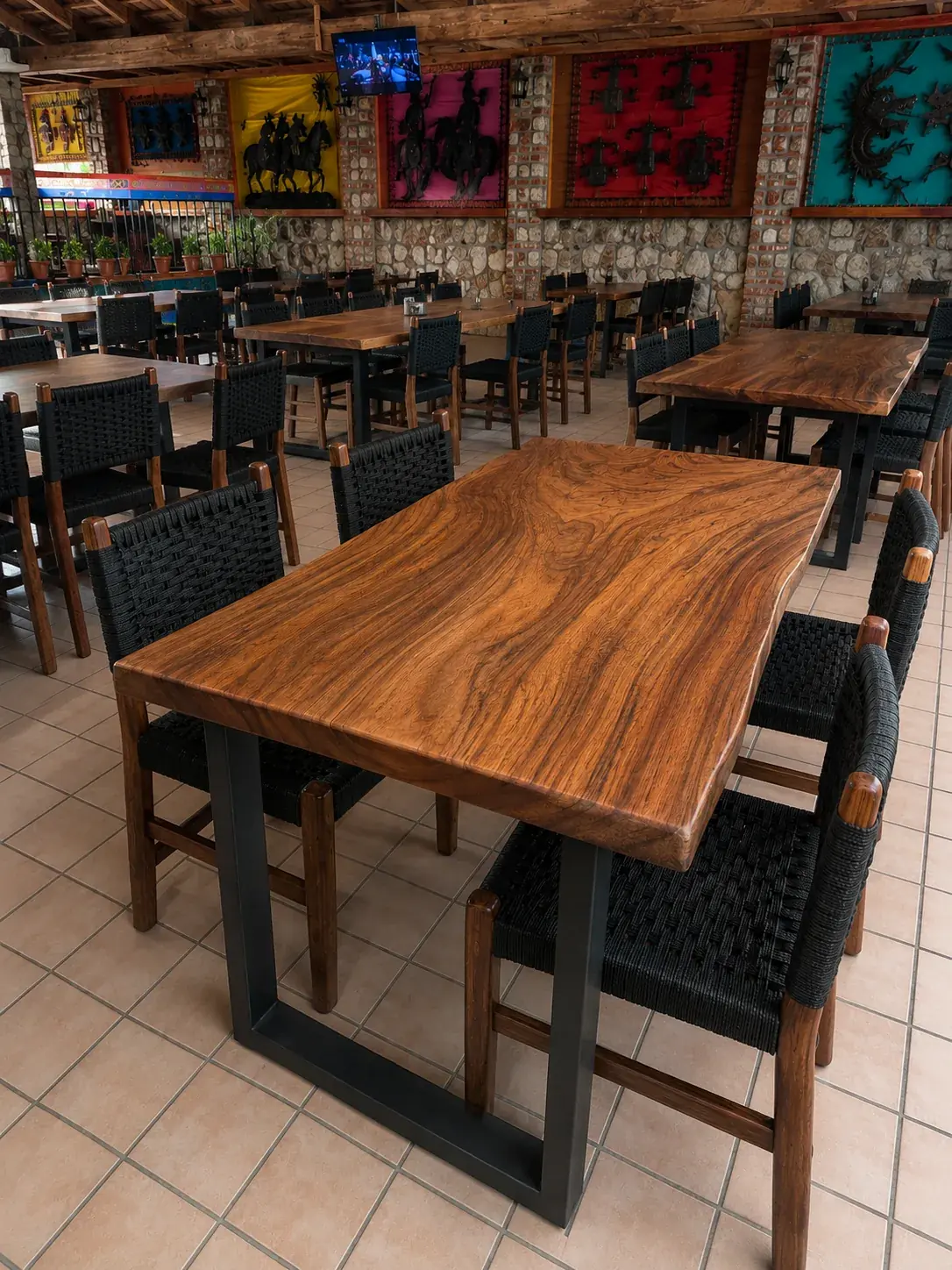 Mobiliario para restaurante en madera de parota